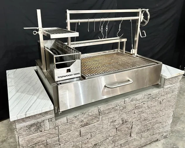 Tagwood XL Built-In Santa Maria Style Grill: High-quality #304 stainless steel grill featuring 1,103 sq.in. grilling area, integrated elevation system, and firebrick insulation for extreme heat resistance.