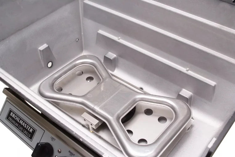 Broilmaster Super Premium P3SX Gas Grill features Stainless Steel Bow Tie Burner delivering 40,000 BTUs across 695 sq. in. cooking area with Flare Buster Ceramic Flavor Enhancers and adjustable lid stop.