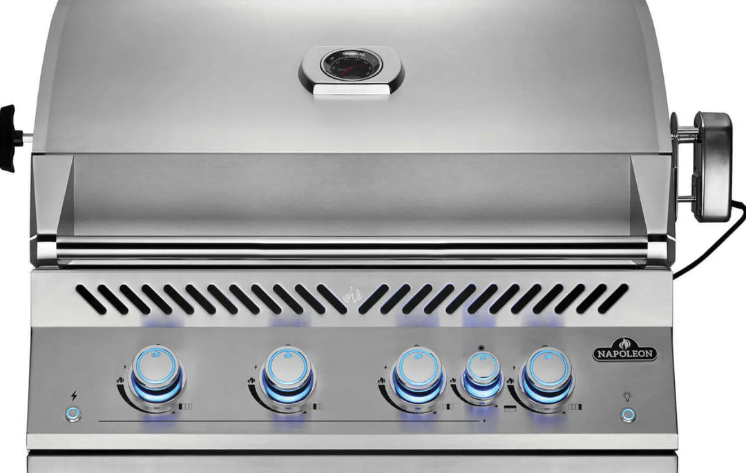 Napoleon OASIS™ 200 Modular Outdoor Kitchen Island Kit with 700 Series 32" Gas Grill: A sleek, wing-shaped modular outdoor kitchen island featuring a stainless steel door and carbon-colored powder-coated galvanneal steel cabinet, integrated with a powerful 700 Series 32-Inch Gas Grill Head offering 66,000 BTUs of cooking power.