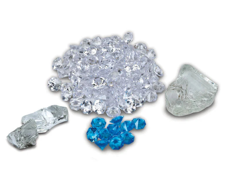 Decorative Media – FI-105-Diamond features a large clear nugget surrounded by two smaller mini nuggets, accompanied by 95 clear and 10 blue diamond-shaped media pieces weighing a total of 5 kg.