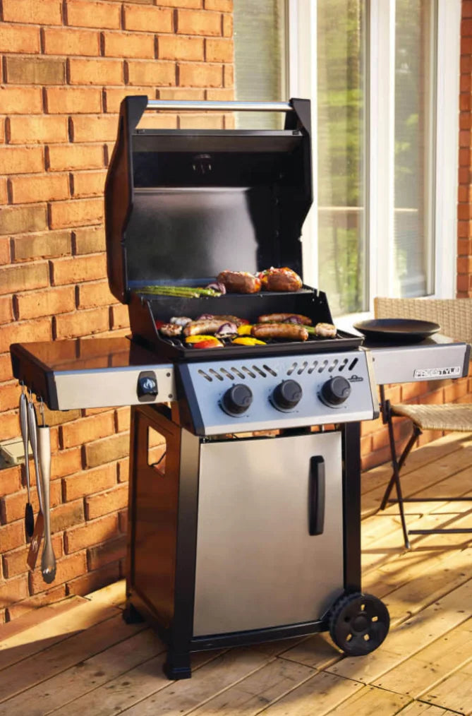 Napoleon 20" Freestyle 365 Natural Gas Grill features cast iron porcelainized cooking grids for even heat and sear marks, along with three stainless steel burners producing 33,000 BTUs of power.